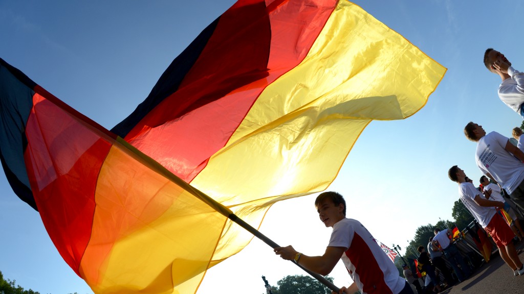Junge schwenkt Deutschland-Fahne.