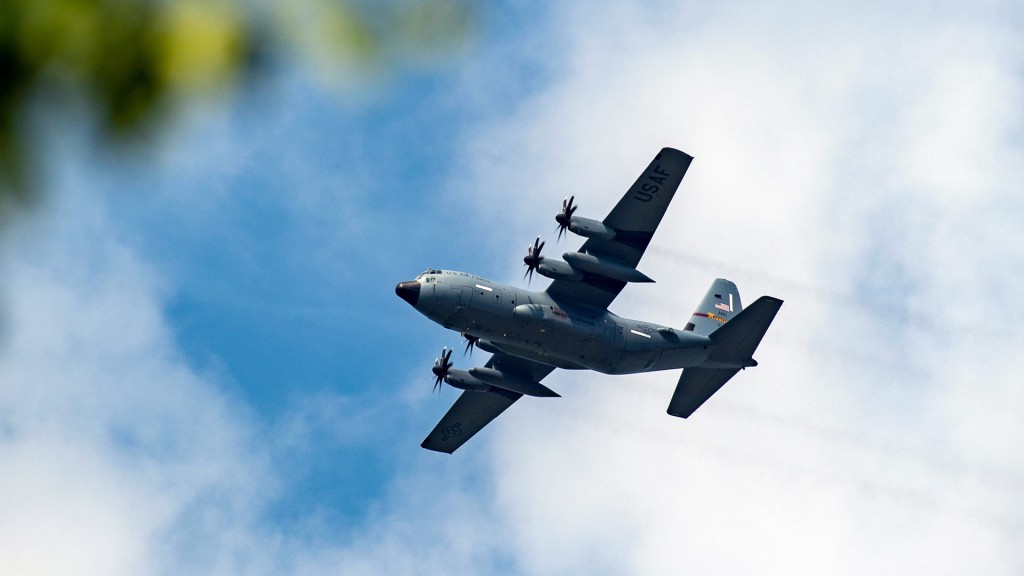 Ein Transportflugzeug vom Typ Lockheed C-130 Hercules der US Air Force überfliegt beim Luftwaffen-Manöver «Air Defender 2023» im Tiefflug