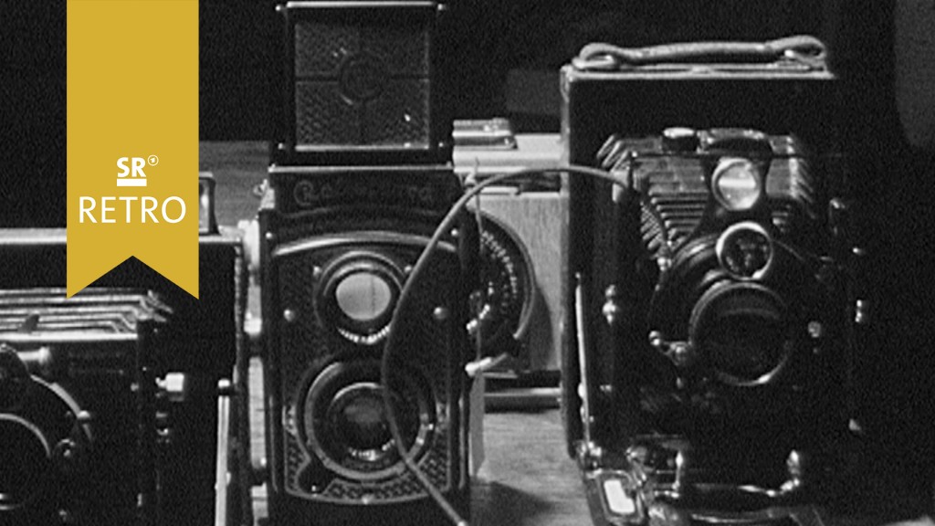 Drei alte Kameras nebeneinander in schwarz-weiß