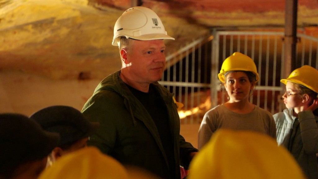 Foto: Der Führer erklärt der Gruppe alles Wissenswerte rund um die Schlossberghöhlen.