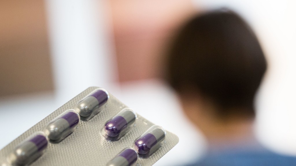  Eine Frau sitzt im Universitätsklinikum hinter einem Film mit Tabletten des Medikaments Medikinet, das genau wie Ritalin den Wirkstoff Methylphenidat enthält.
