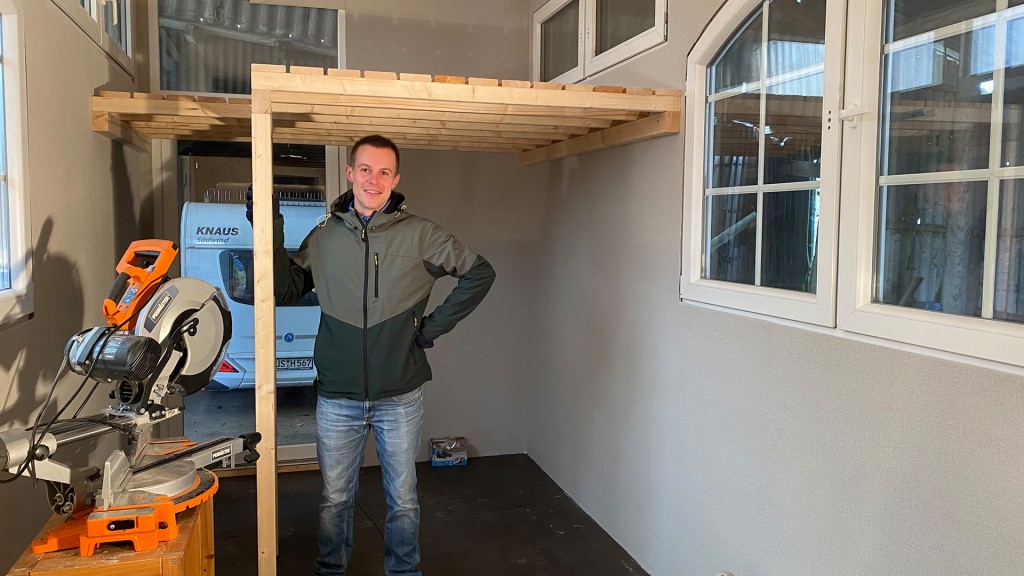 Benedikt beim Ausbau seines Mini-Hauses