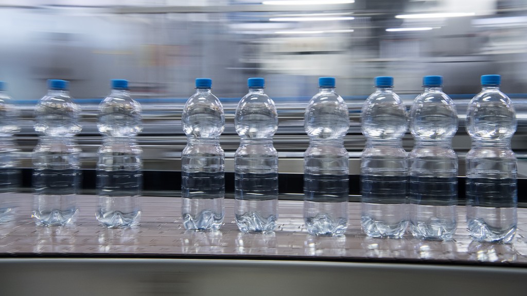 Flaschen mit Mineralwasser sind in der Produktion eines Getränkeherstellers 