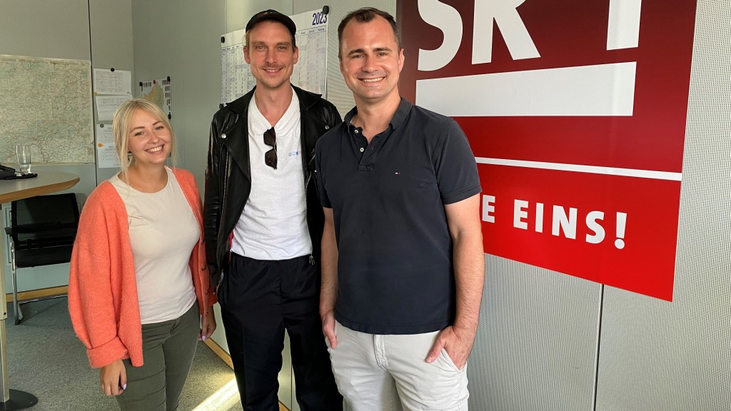 Daniel Sträßer (Mitte) zu Gast bei Maren Dinkela (li) und Frank Falkenauer (re)