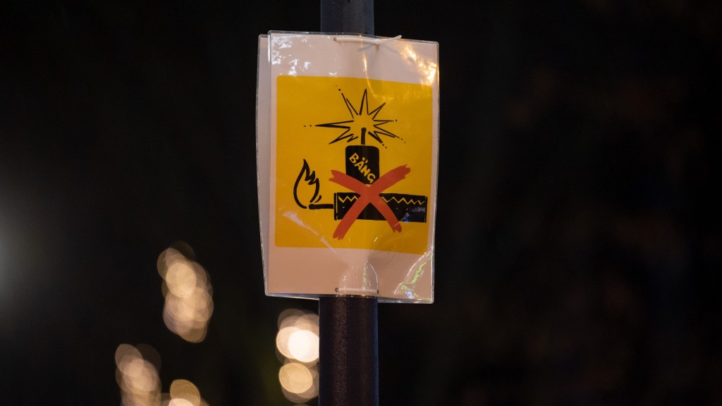 Ein Hinweisschild zum Verbot von Feuerwerksraketen.