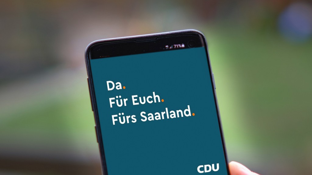 Kampagnenlogo der CDU Saar auf einem Smartphone