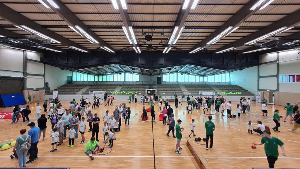 Kinder spielen in einer Turnhalle Handball