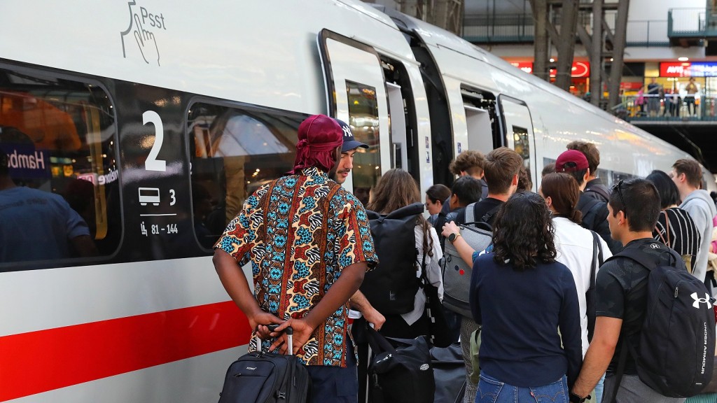 Fahrgäste vor dem Einsteigen in einen ICE