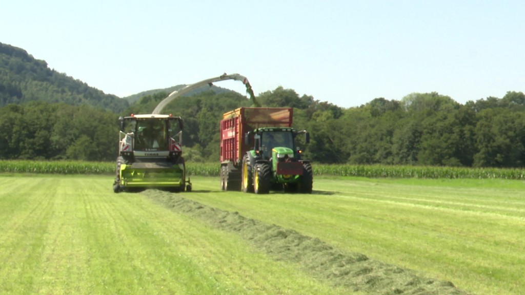 Ein Traktor bei der Ernte