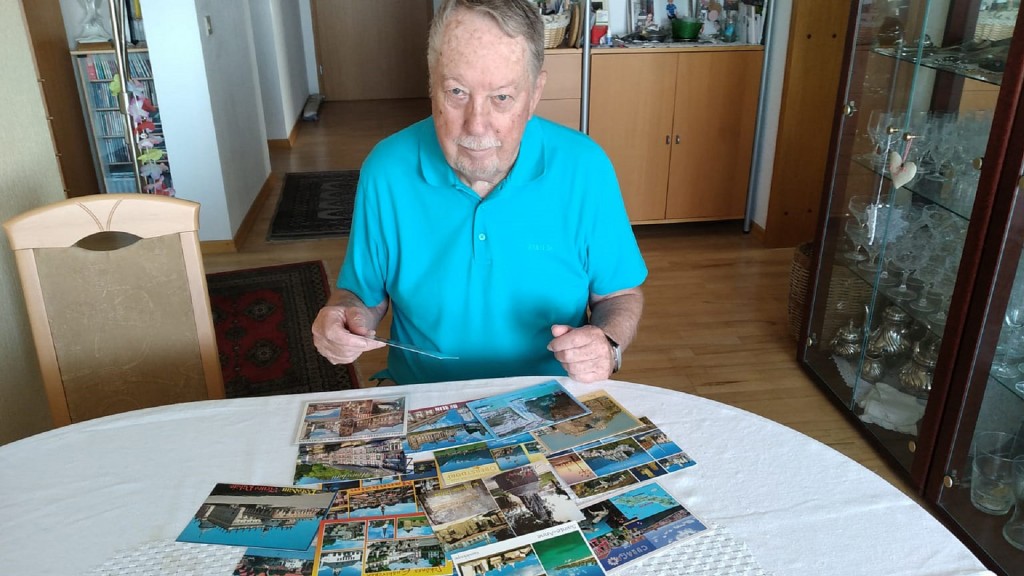 Postkartensammler Ulrich Plewka mit einem kleinen Teil seiner Postkarten