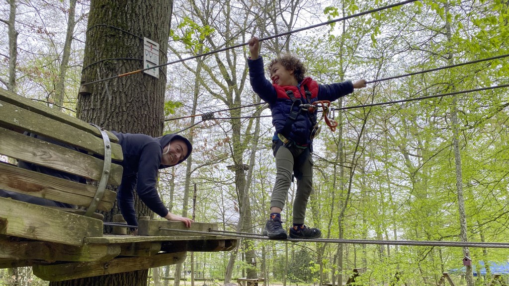 Vater und Sohn im Parc Le’h Adventures