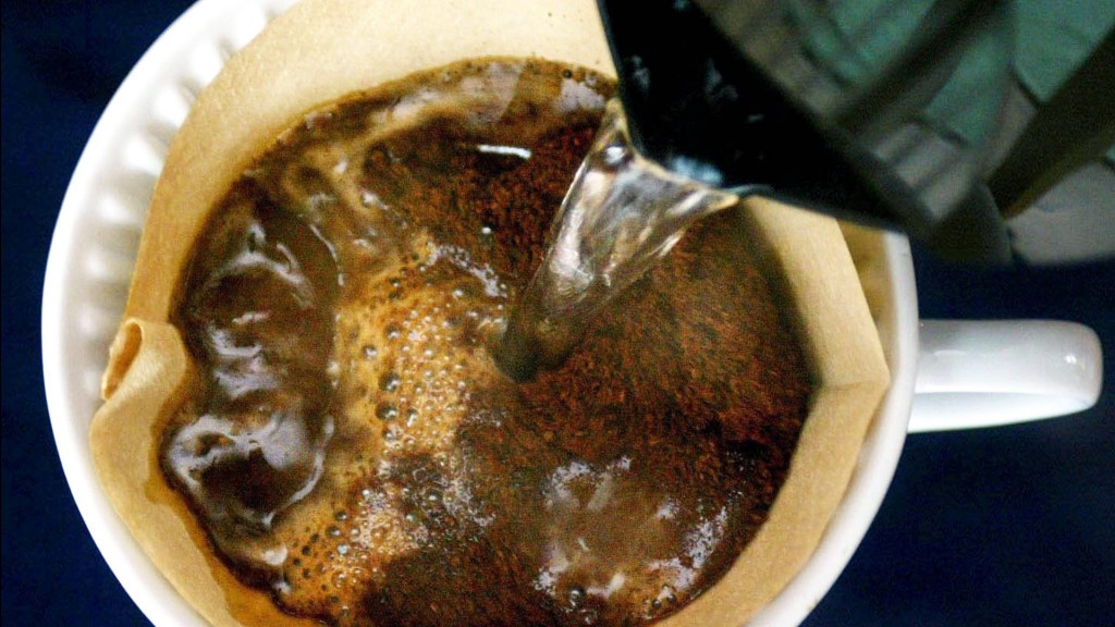 Ein mit Kaffee gefüllter Filter wird mit heißem Wasser übergossen