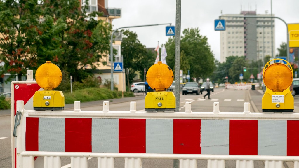 Absperrbarken warnen Verkehrsteilnehmer vor einer Baustelle