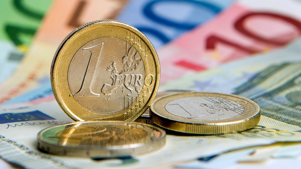 Foto: Euro-Münzen liegen auf Euro-Geldscheinen