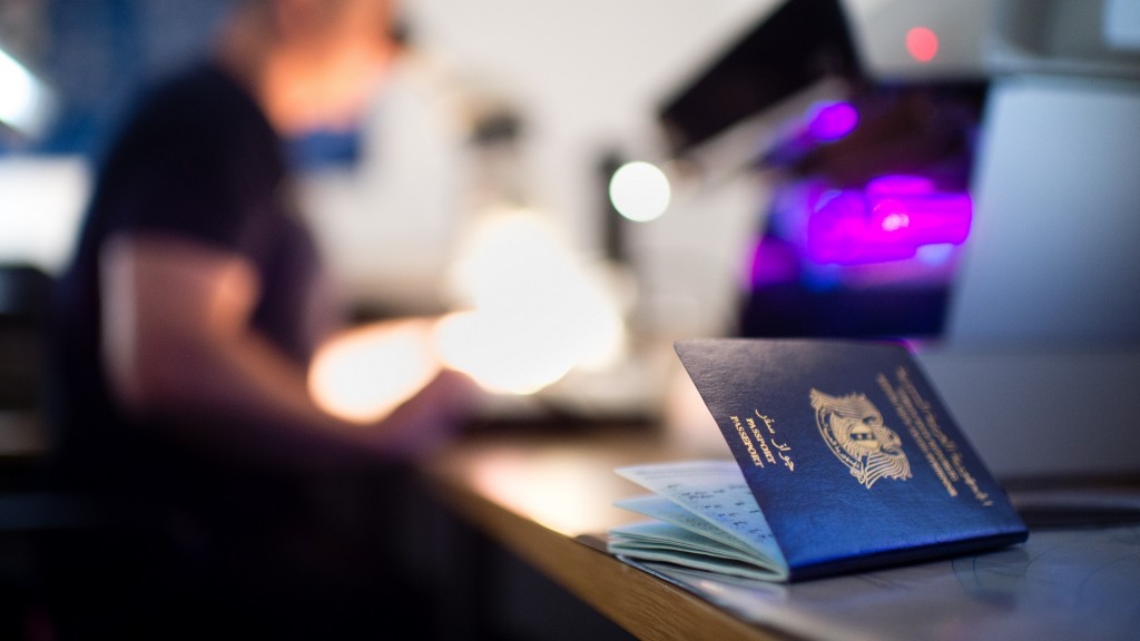 Ein syrischer Pass liegt auf einem Schreibtisch