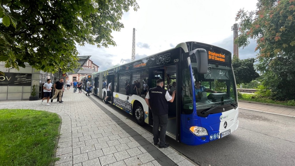 Shuttle-Bus bringt Fans vom Bahnhof St. Ingbert zum Stadion an der Kaiserlinde in Elversberg.