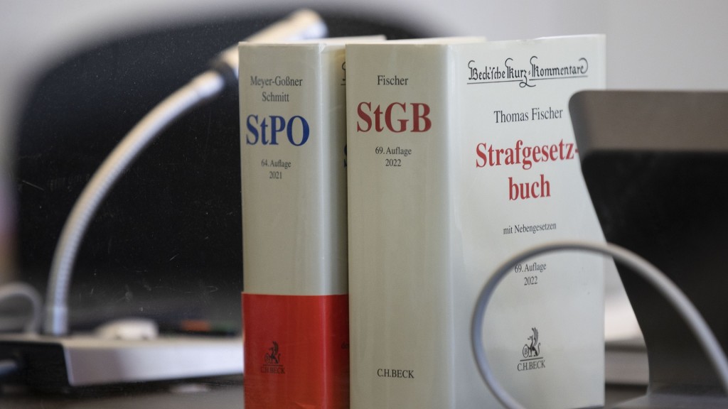 ie Gesetze der Strafprozessordnung (StPO) und des Strafgesetzbuches (StGB) stehen auf dem Tisch des Richters