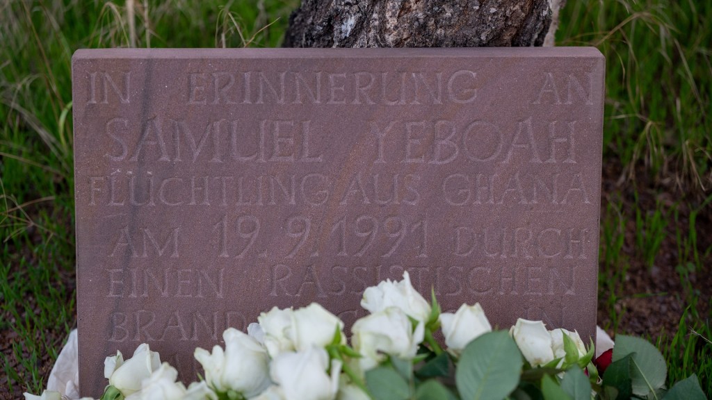 Foto: Gedenktafel für Samuel Yeboah