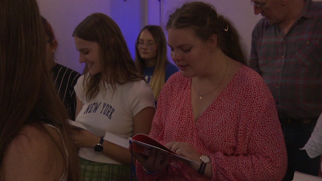 Foto: Junge Katholikin beim Gottesdienst