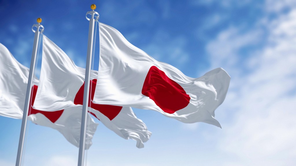 Japanische Nationalflaggen wehen im Wind