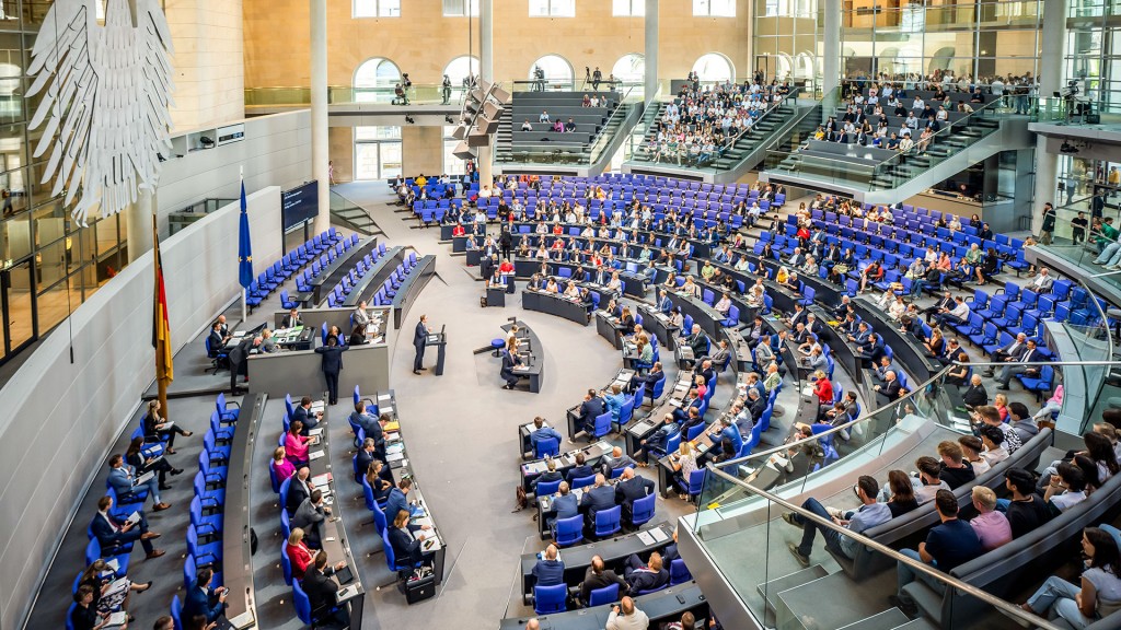 Abgeordnete und Besucher sitzen im Plenarsaal des deutschen Bundestages