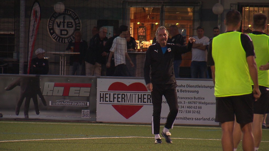 Peter Neururer beim Training des VfB Dillingen