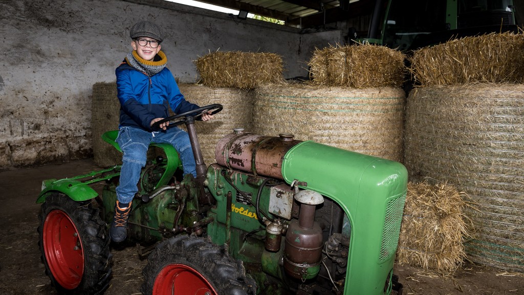Ein Junge sitzt auf einem Traktor