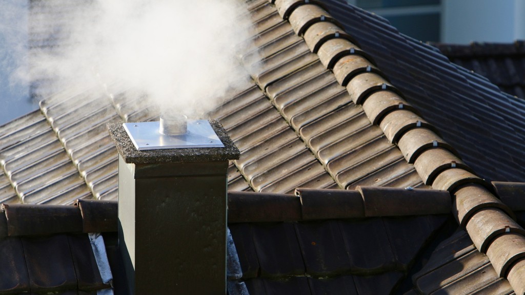 Hausdach mit rauchendem Schornstein