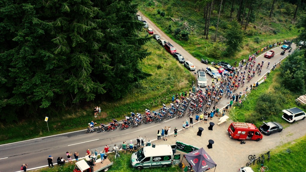 Foto: Blick auf das Fahrerfeld der Deutschlandtour