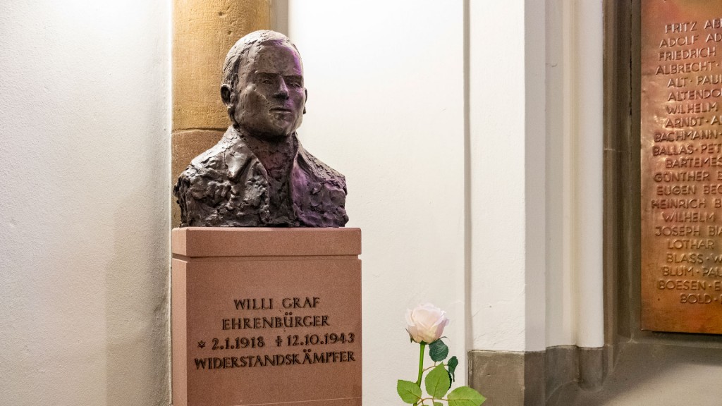 Büste vom Freiheitskämpfer Willi Graf mit einer weißen Rose im Saarbrücker Rathaus