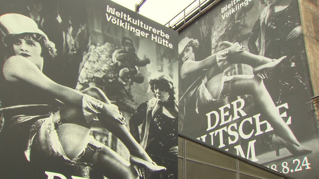 Foto: Filmplakate spicken die Fassade der Völklinger Hütte