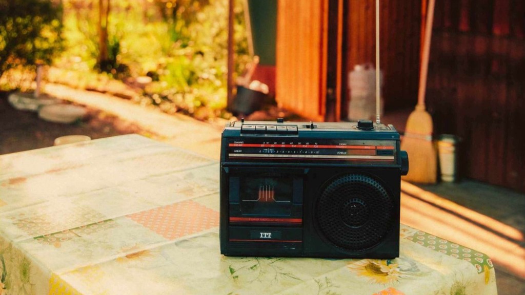 Ein Radio auf einem Gartentisch