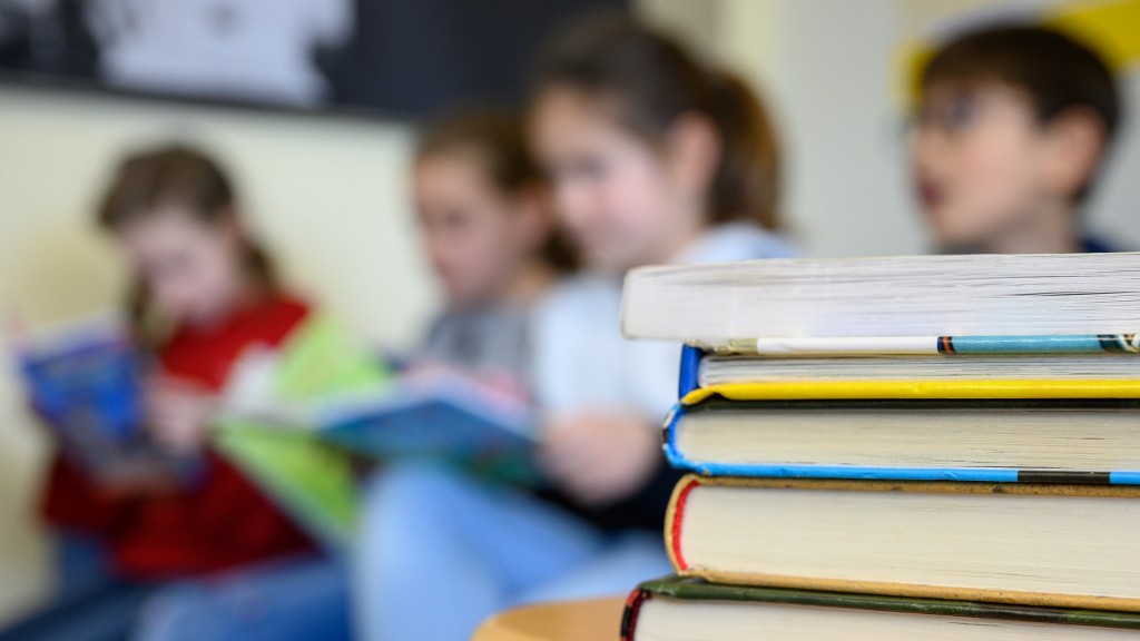 Kinder lesen in der der Grundschule