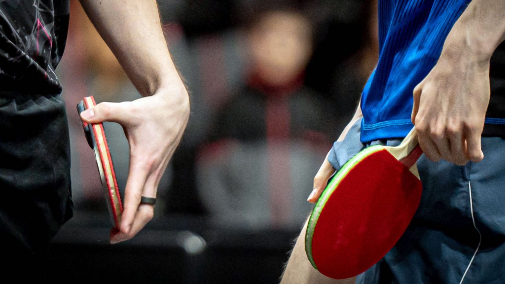 Zwei Tischtennisspieler stehen mit ihren Schlägern beieinander