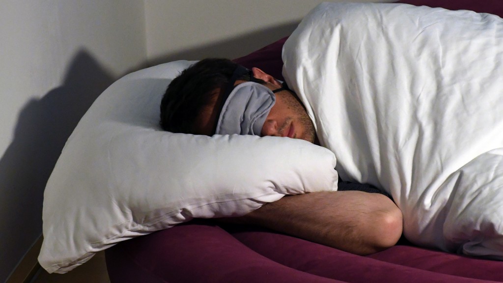 Ein Mann liegt schlafend im Bett