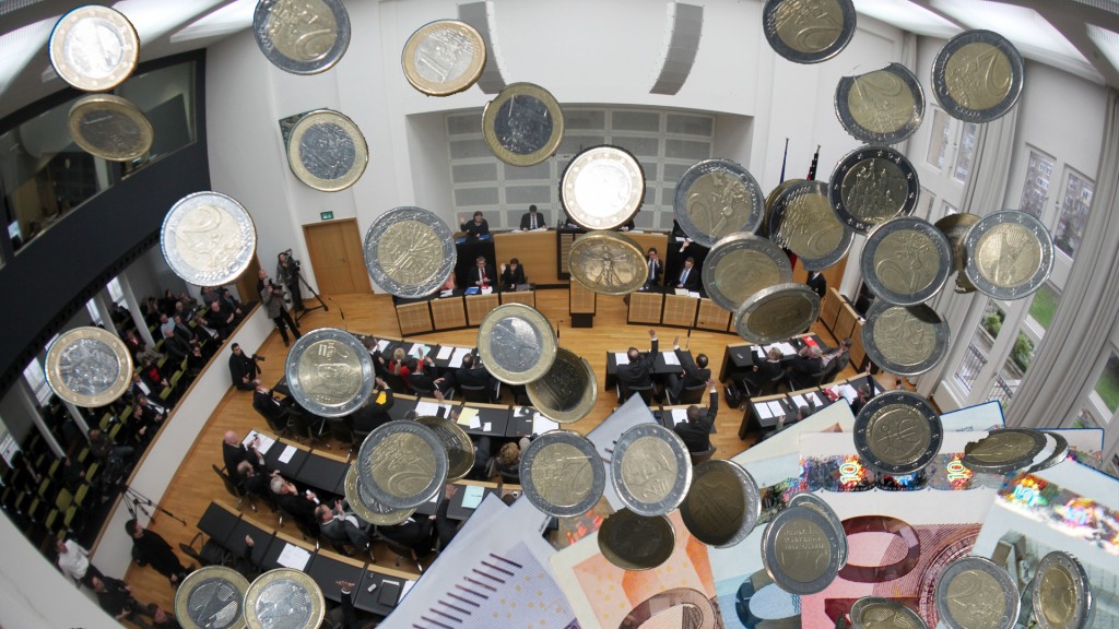 Collage: Geld im Plenarsaal des saarländischen Landtags