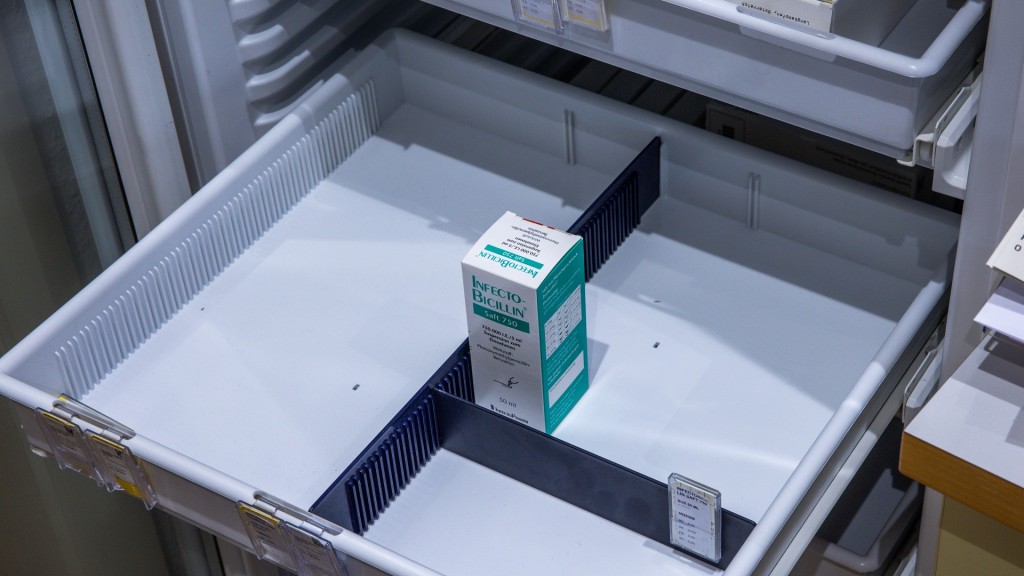 Die letzte Packung des rezeptpflichtigen Infectobicillin, ein Antibiotikum gegen bakterielle Infektionen, steht ihm Lagerkühlschrank einer Apotheke.