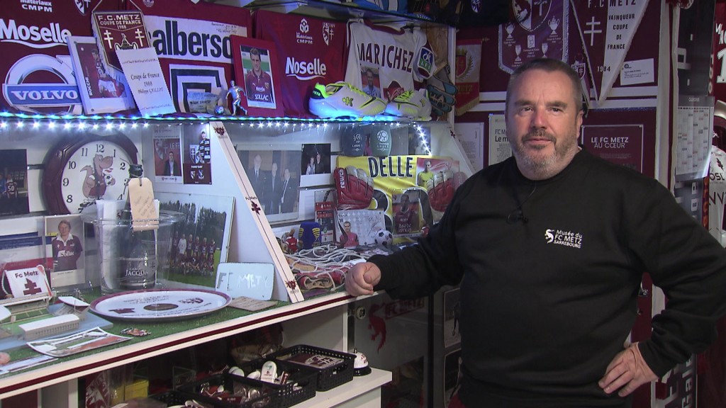 Foto: Daniel Canfeurs mit seiner Sammlung von FC Metz Fan-Artikeln