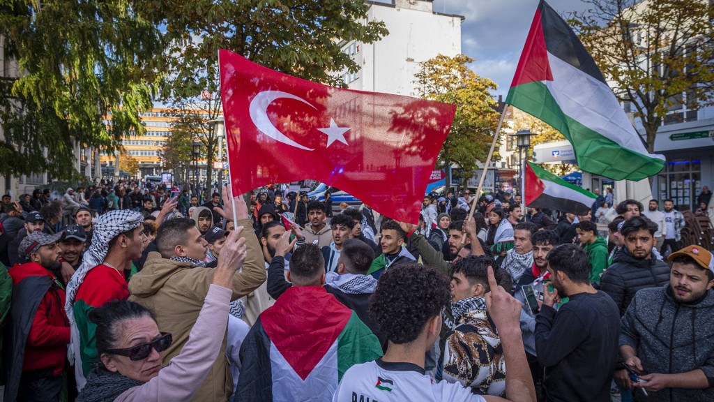 Teilnehmer demonstrieren am Samstag (21.10.2023) vor der Europa Galerie in Saarbrücken für ein freies Palästina. 