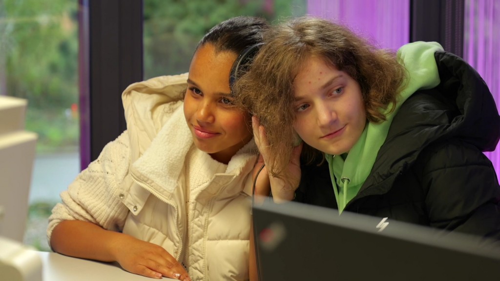 Foto: Samira (links) und Marie (rechts) im Studio von UNSERDING