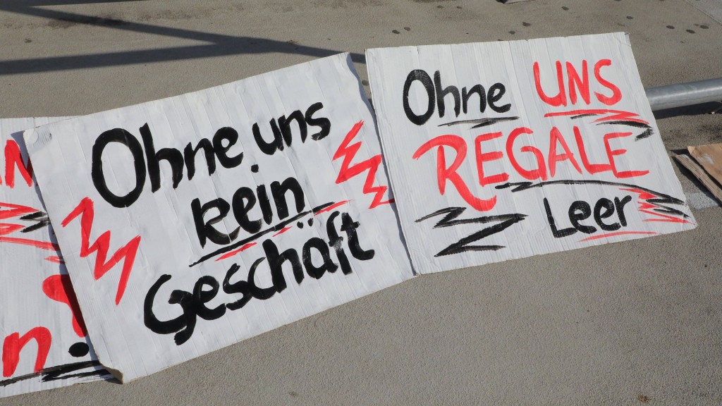 Streikplakate liegen auf dem Boden