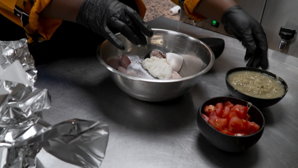 Foto: Fisch, Tomaten und Marinade stehen bereit.