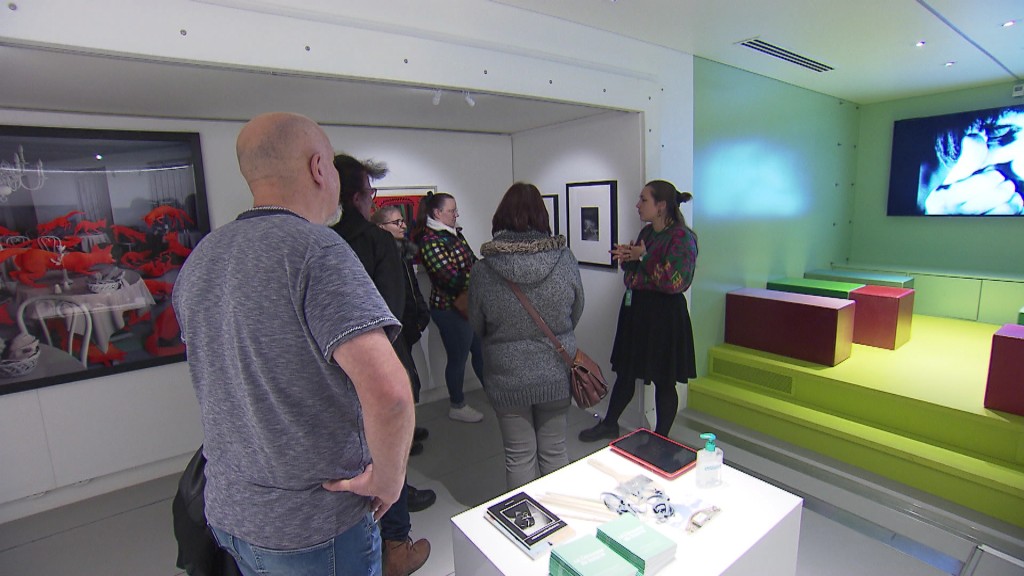 Foto: Einige Menschen bekommen eine Führung durch das Museumsmobil.