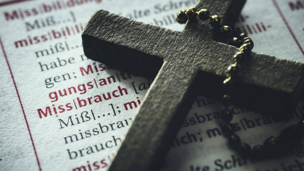 Kreuz auf einem Wörterbuch mit dem Wort 