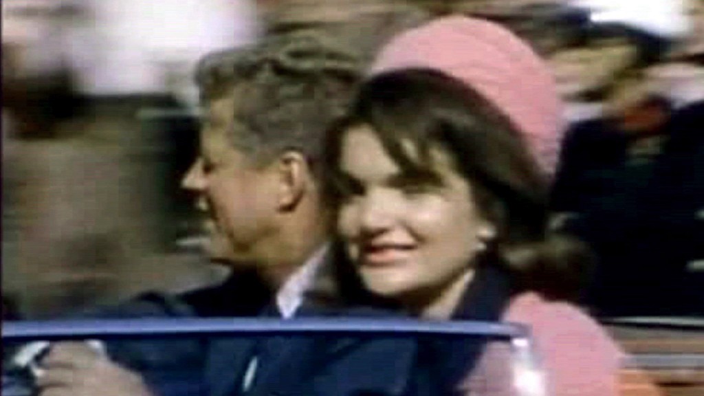 John F. und Jacky Kennedy kurz vor den Schüssen am 22. November 1963