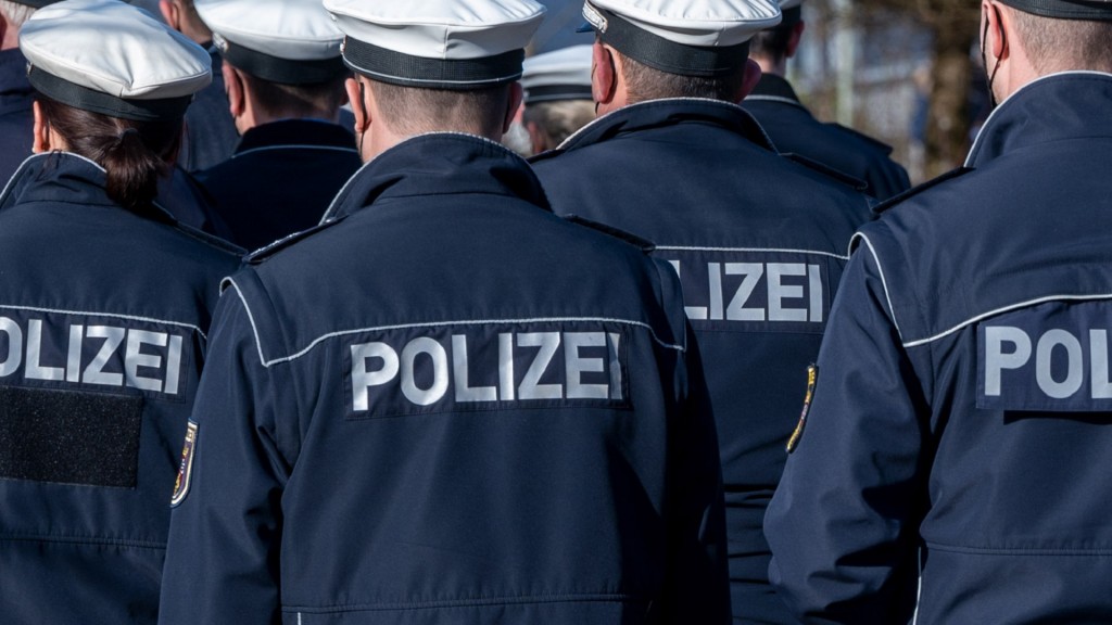 Eine Gruppe von Polizisten in Uniform