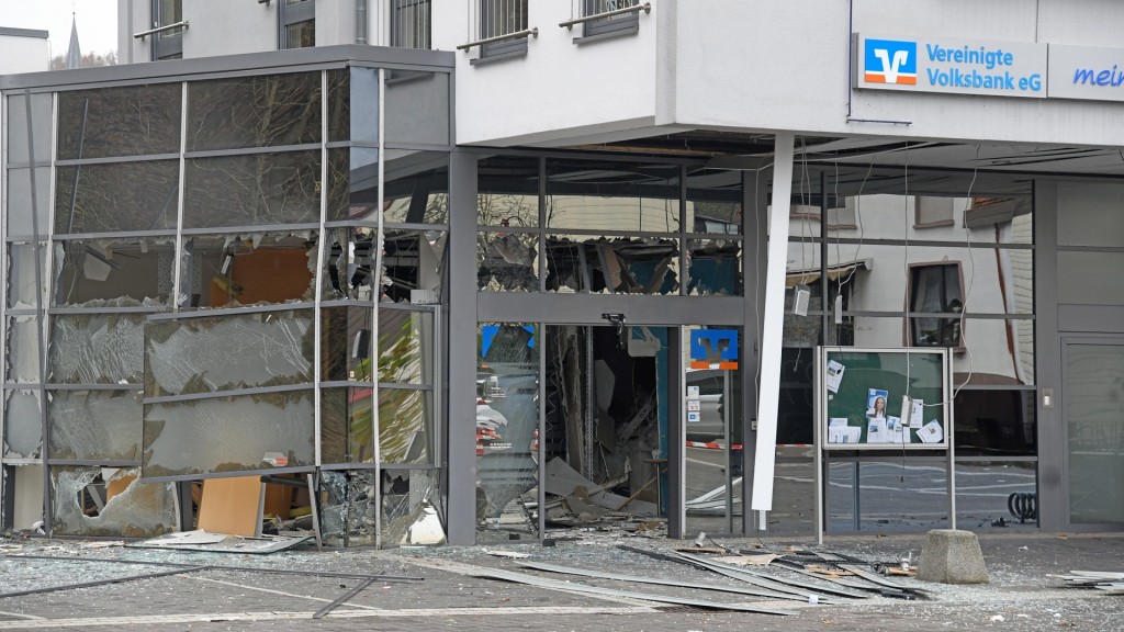 Geldautomatensprengung in Beckingen. Filiale der Volksbank mit starken Gebäudeschäden.