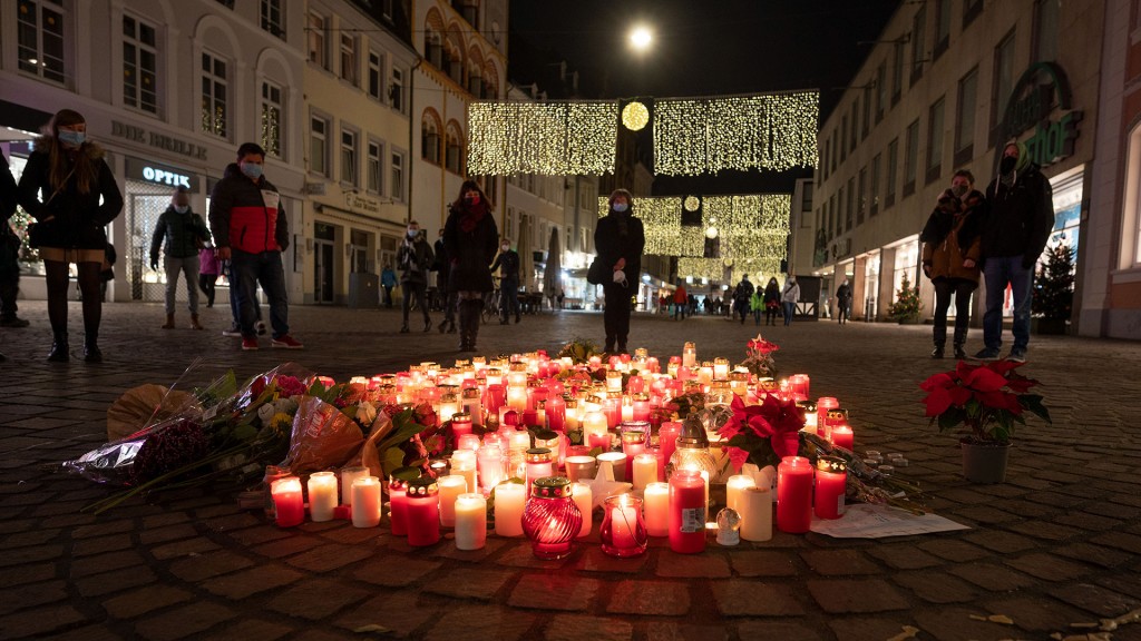 Kerzen und Menschen stehen abends zur Andacht an einem der Tatorte wo ein 51-jähriger Mann mit einem Geländewagen durch die Fußgängerzone gerast und dabei fünf Menschen getötet hat