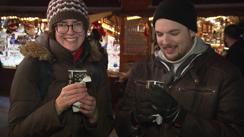 Foto: Die SR-Volontäre Lea Kiehlneker und Daniel Schlemper auf dem Weihnachtsmarkt