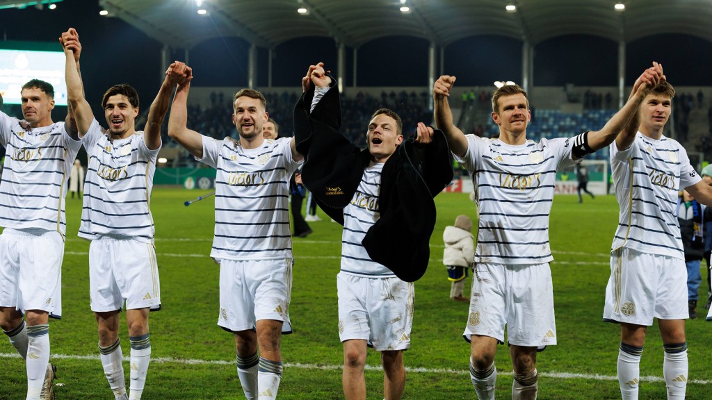 Die Mannschaft des 1. FC Saarbrücken feiert den Sieg gegen Eintracht Frankfurt im DFB-Pokalspiel im Ludwigsparkstadion
